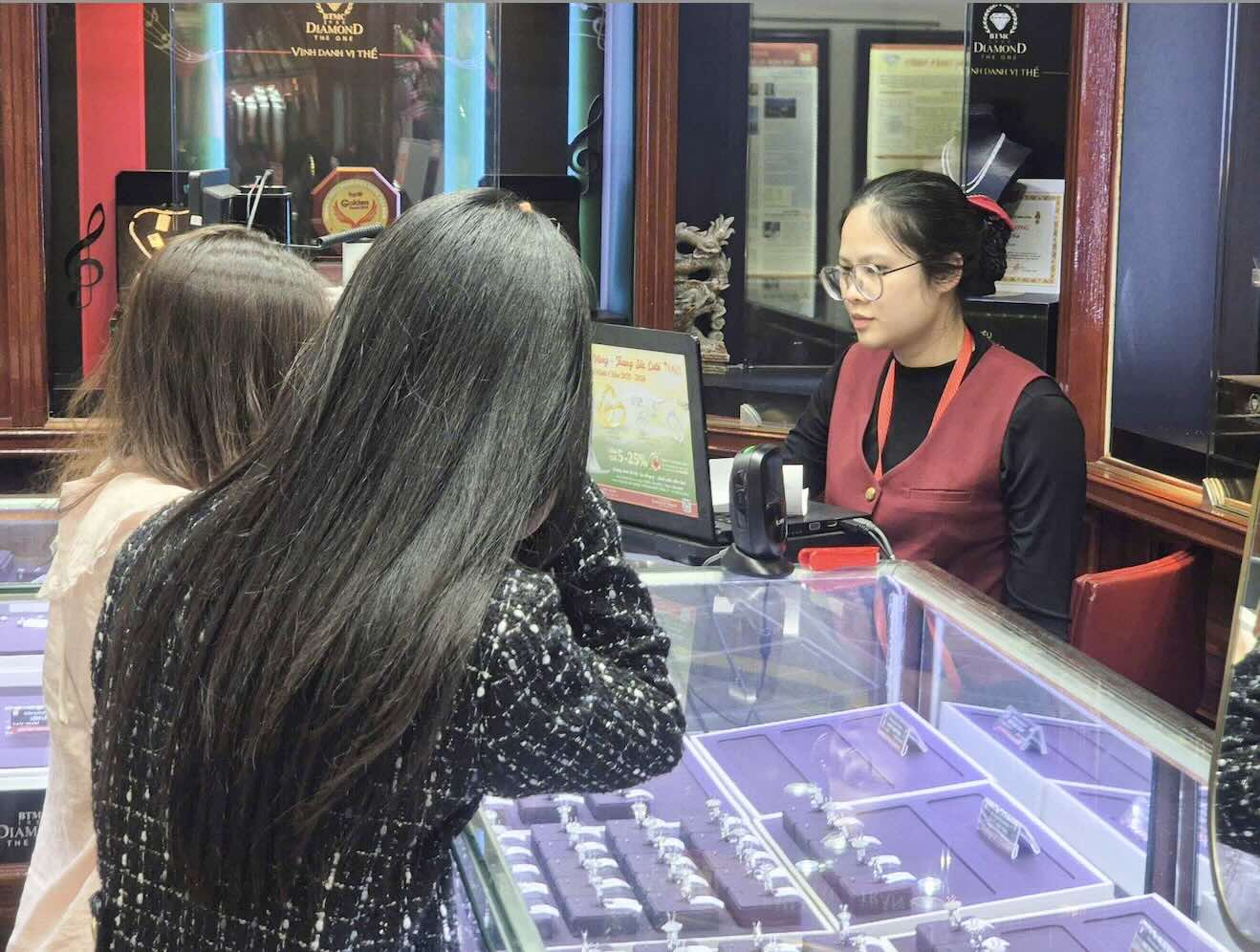 Không ít người dân lựa chọn mua vàng sớm trước ngày vía Thần Tài để tránh tình trạng đông khách và chủ động thời gian giao dịch.