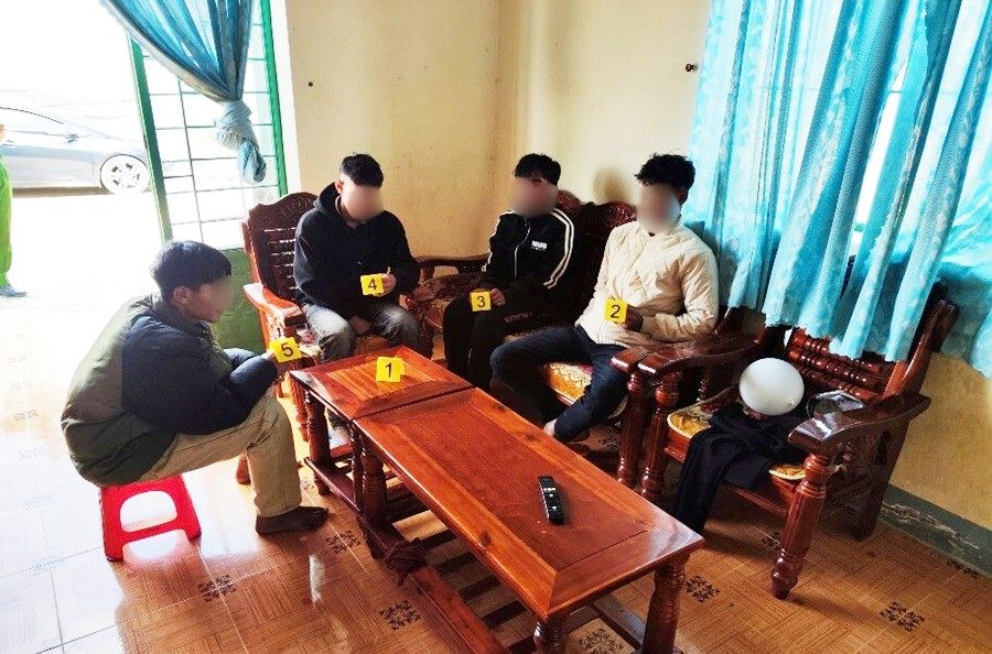 Các đối tượng tổ chức sử dụng ma túy bị công an bắt quả tang. Ảnh: Công an cung cấp 