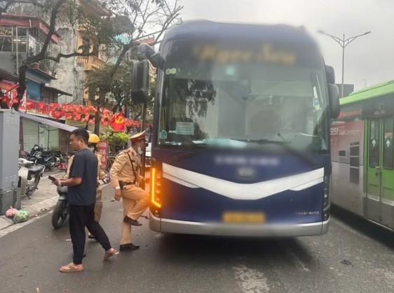 Một trường hợp xe khách chở quá số người quy định bị lực lượng CSGT Hà Nội xử lý. Ảnh: CSGT Hà Nội