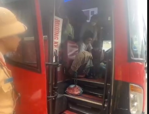 Passengers on the bus are transferred to another vehicle. Photo: Traffic Police Department