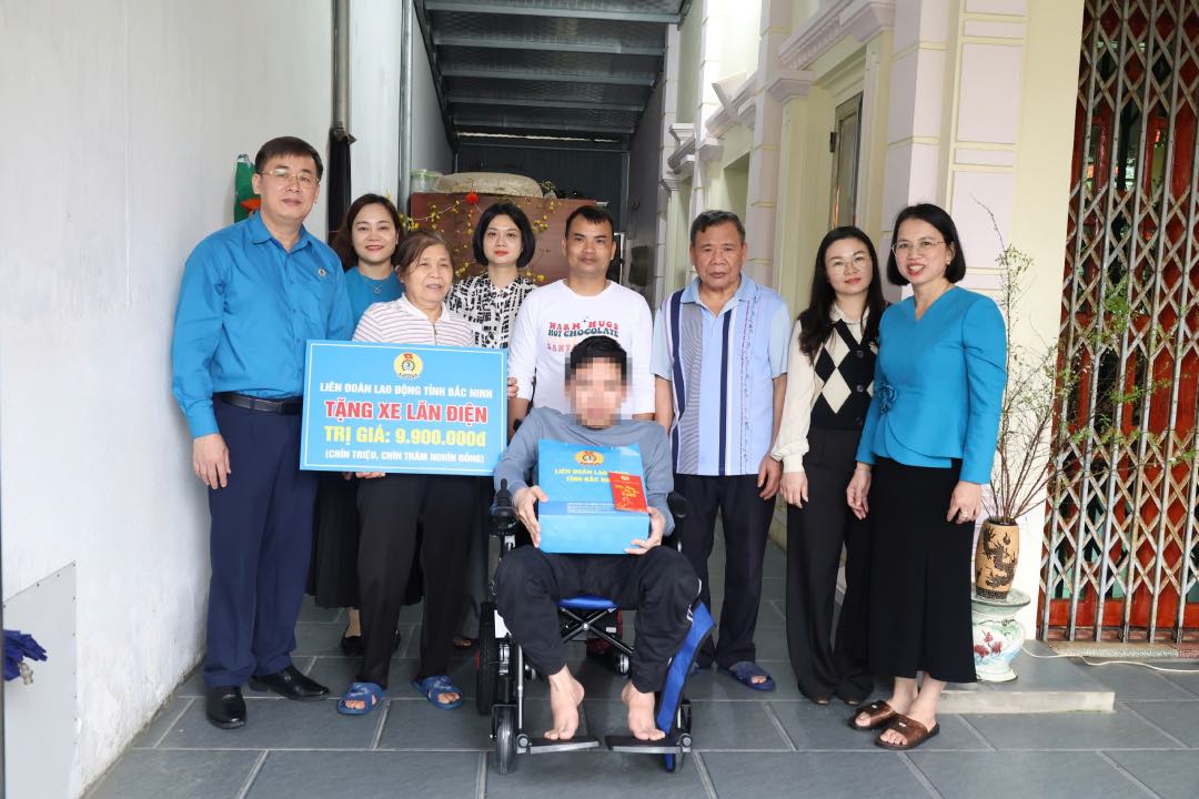 The working delegation presents vehicles and gifts to families of union members and workers. Photo: Quyet Chien