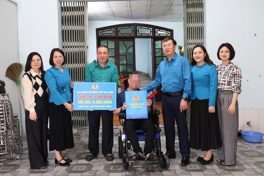 Đoàn công tác trao tặng xe và quà cho gia đình đoàn viên, người lao động. Ảnh: Quyết Chiến