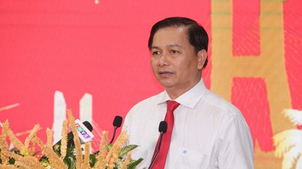 Mr. Tran Van Lau - Member of the Party Central Committee, Secretary of Vinh Long Provincial Party Committee speaks at the business meeting at the beginning of Binh Ngo Spring 2026. Photo: Hoang Loc
