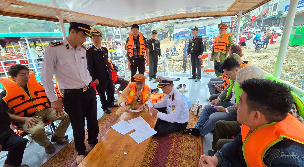 Lực lượng chức năng phối hợp kiểm tra phương tiện trước khi xuất bến