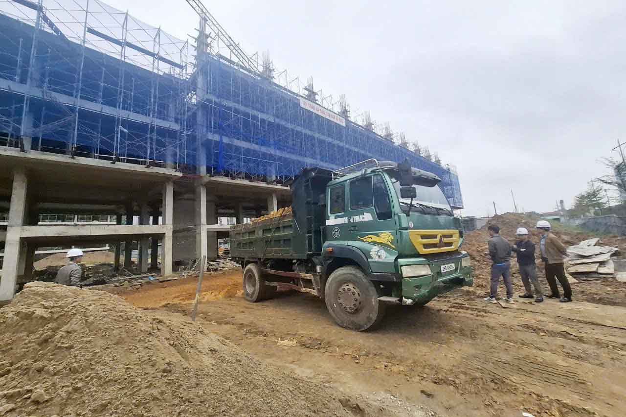 Xe tải chở đất vào đổ thi công tại dự án nhà ở xã hội phường Thành Sen. Ảnh: Trần Tuấn