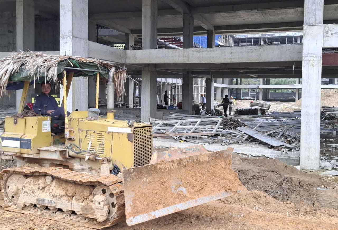 Một nhóm nhỏ công nhân đã trở lại công trường từ ngày 24.2. Ảnh: Trần Tuấn