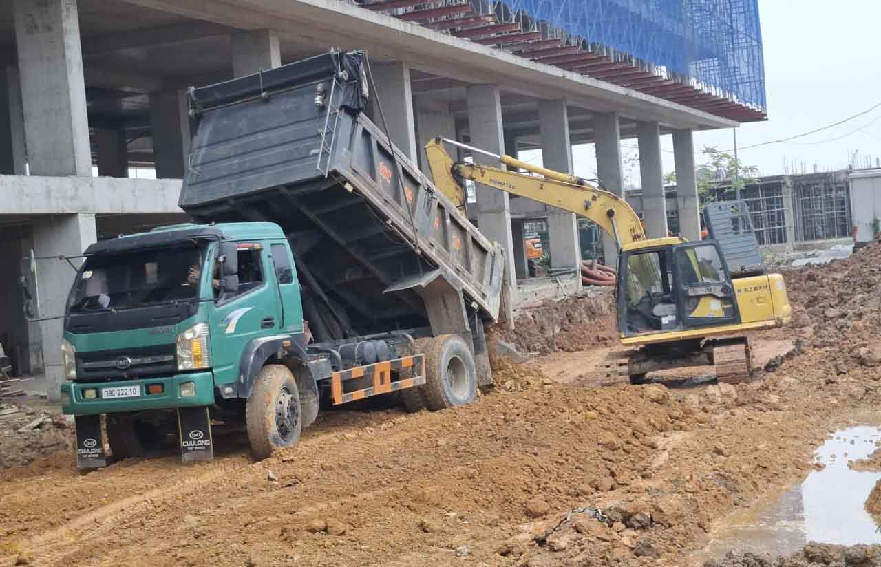 Social housing construction site in Thanh Sen ward (phase 2) resumed construction after the Tet holiday. Photo: Tran Tuan