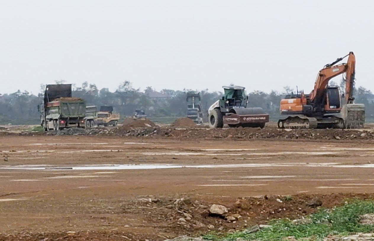 Nhiều xe, máy đã hoạt động trở lại tại Dự án Khu đô thị, thương mại dịch vụ, biệt thự sinh thái Nam Cầu Phủ. Ảnh: Trần Tuấn