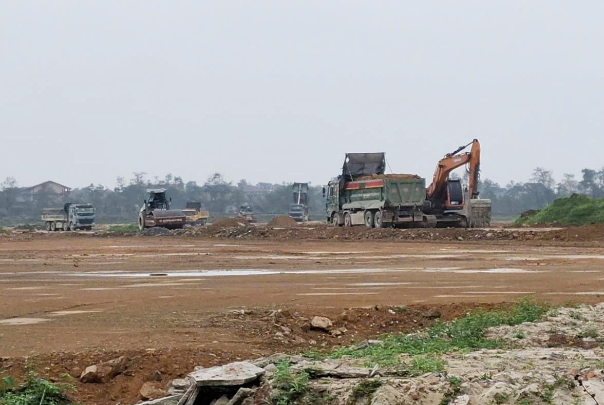 Xe tải chở đất vào đổ san nền. Ảnh: Trần Tuấn