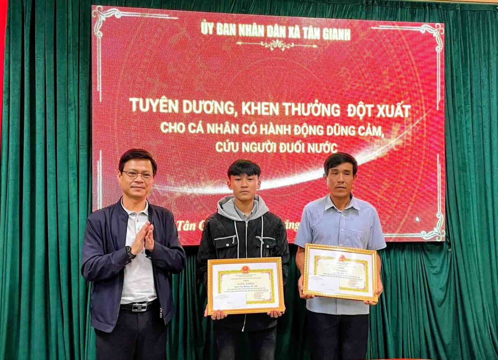 Leaders of Tan Gianh commune commend a father and son for rescuing people in a boat capsizing incident on the Gianh River. Photo: Tan Gianh Commune People's Committee
