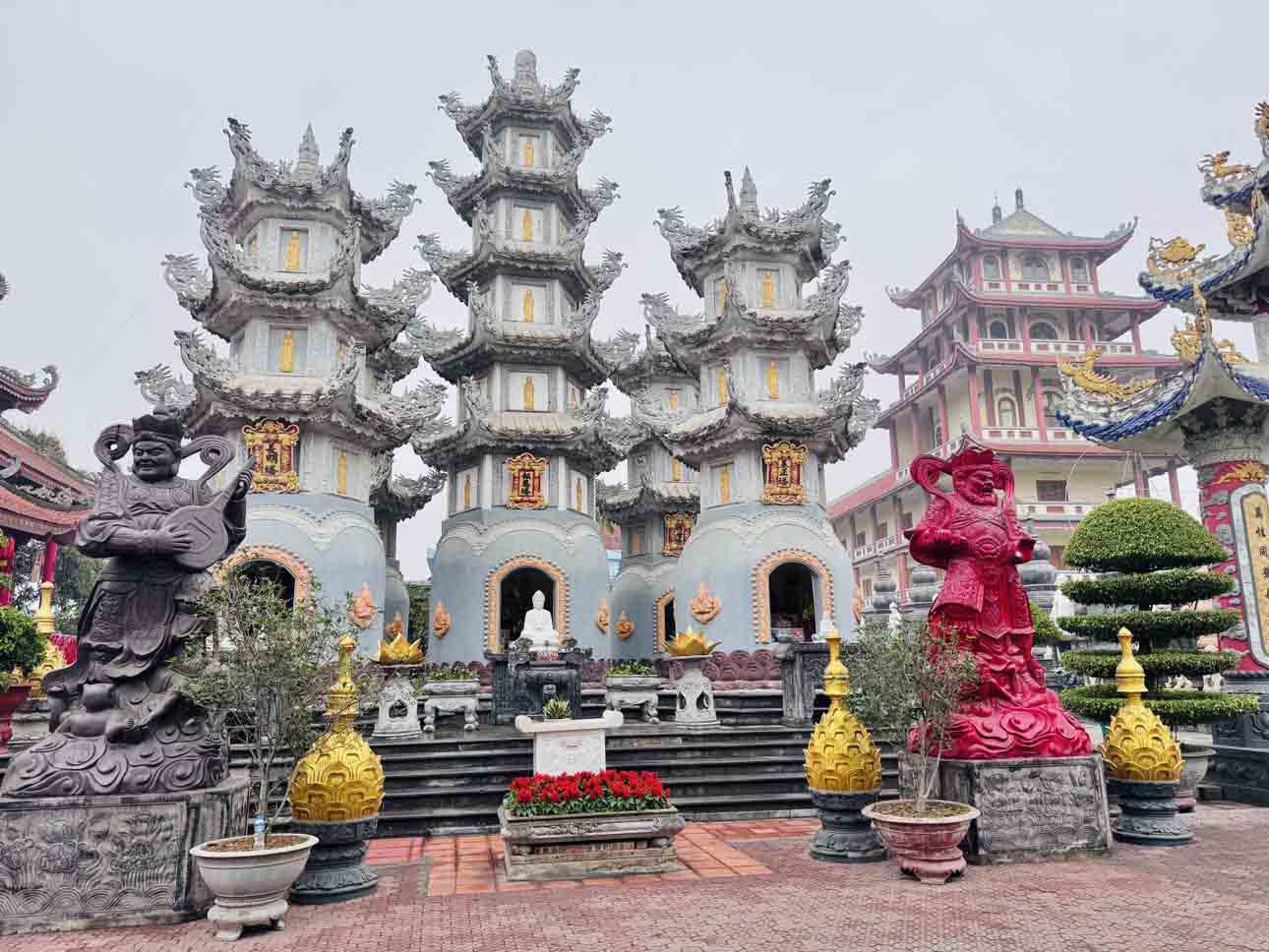 Chùa Cao Linh ban đầu có quy mô nhỏ, nhưng sau nhiều lần trùng tu, chùa đã có diện mạo khang trang và lộng lẫy như ngày nay.