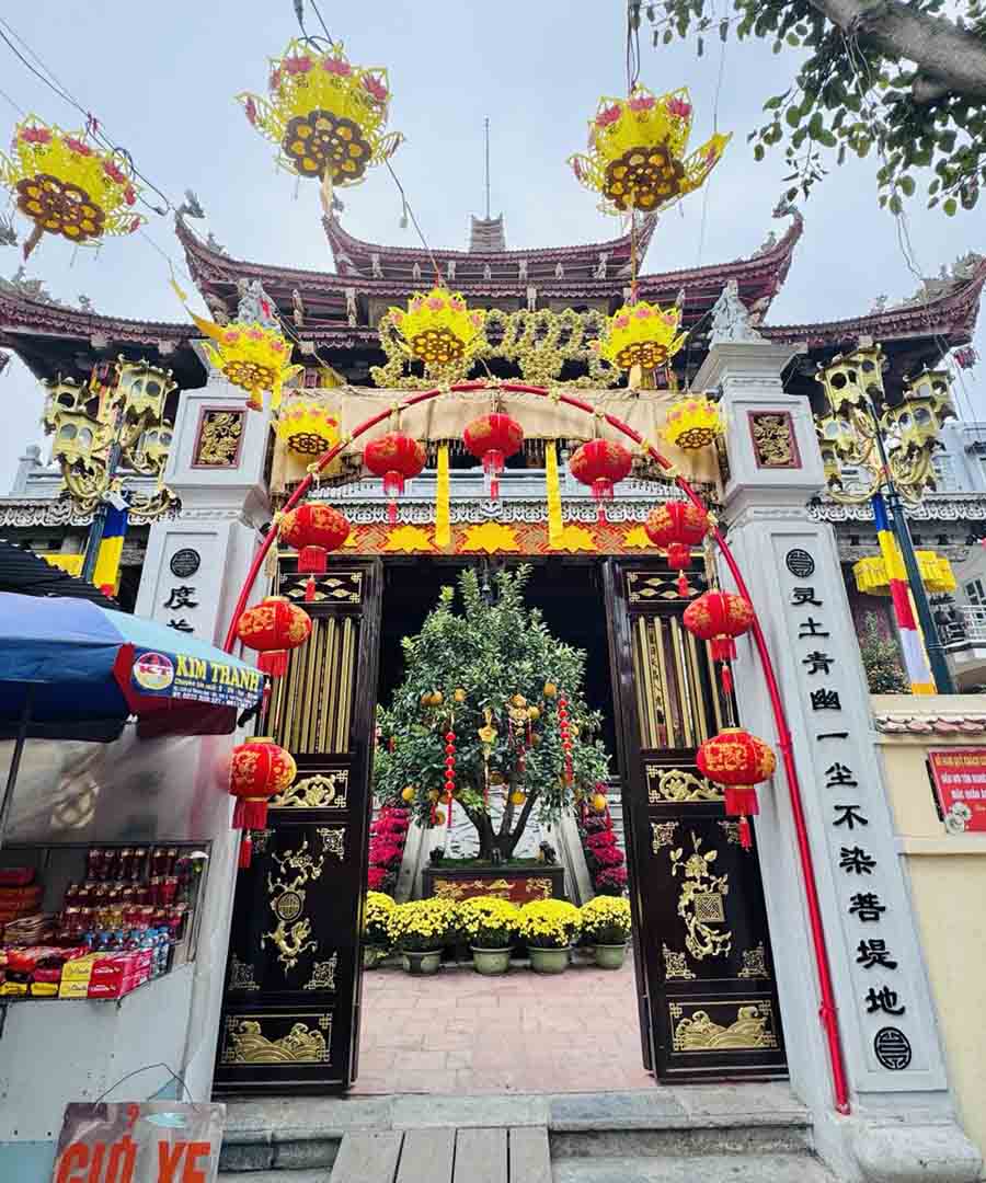 Chùa Đỏ là một ngôi chùa nổi tiếng và cổ kính của Hải Phòng.