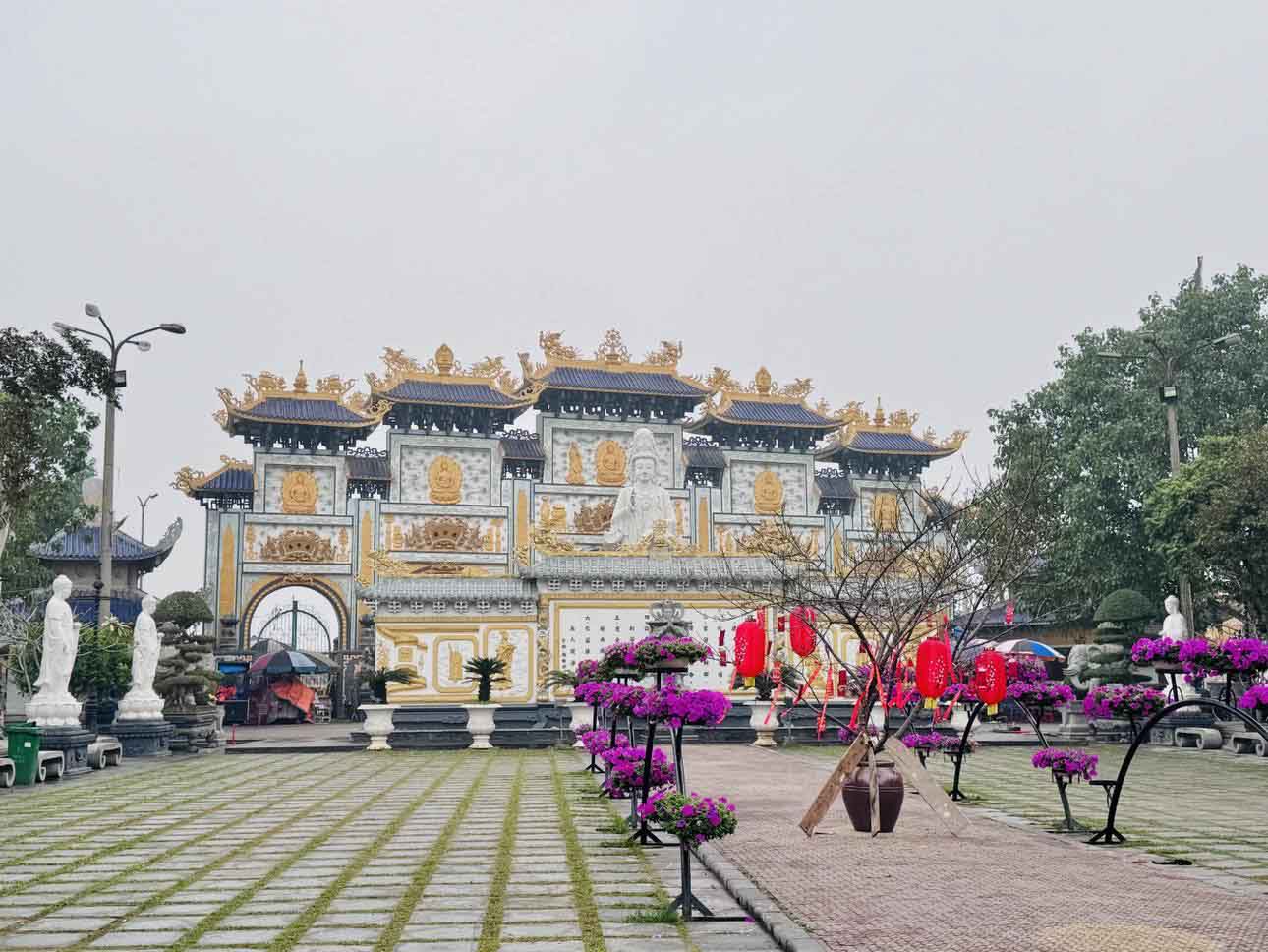 Cổng Ngũ Quan đồ sộ, dát vàng lấp lánh là điểm nhấn đầu tiên khi bước vào chùa Cao Linh.