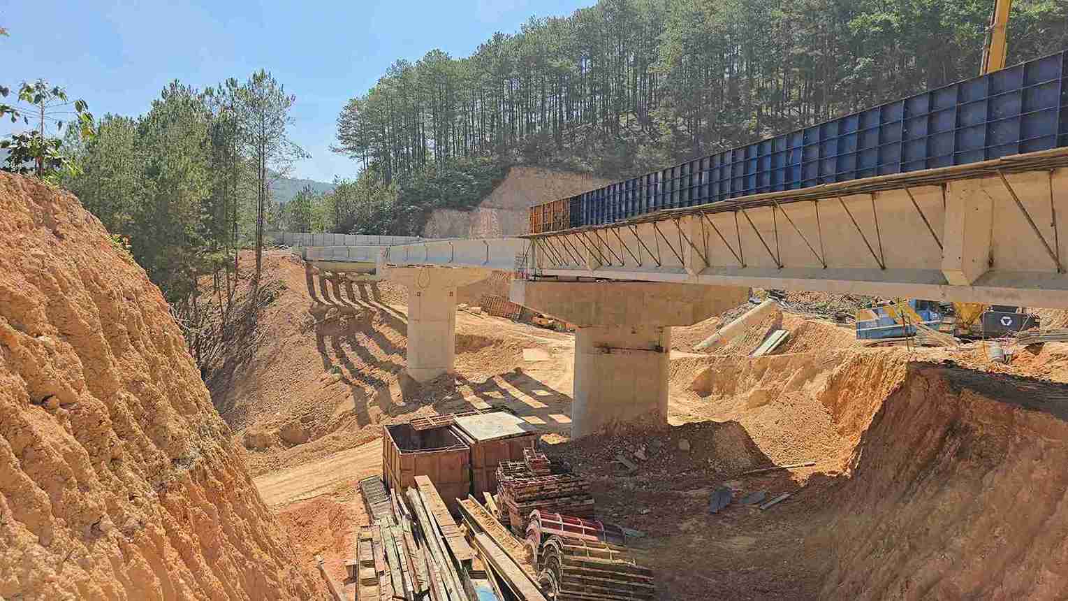 Sau hơn 50 ngày khởi công, cầu cạn trên đèo Mimosa đã thi công được hơn 80% khối lượng. Ảnh: Thần Hy 