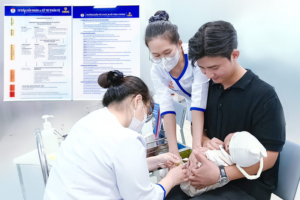 Trẻ nhỏ được phụ huynh đưa đến Hệ thống Tiêm chủng VNVC tiêm vaccine phòng bệnh. Ảnh: Bình An