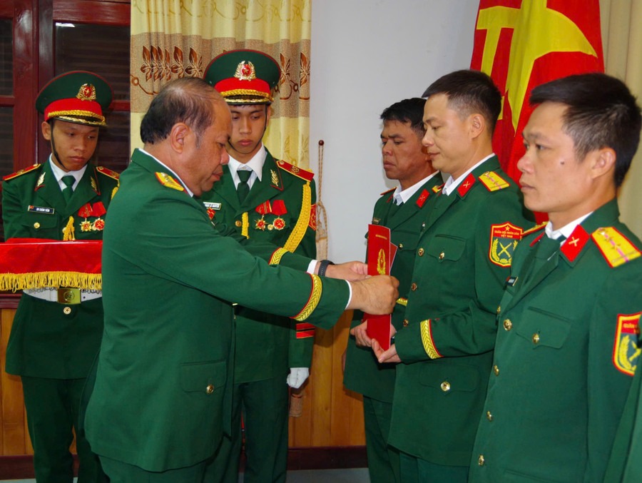 13,401 officers and soldiers have been arranged and transferred to the Military Command (CHQS) at the commune level. In the photo, Colonel Dinh Van The - Deputy Commander cum Chief of Staff of Gia Lai Provincial Military Command presents recruitment decisions and calls up reserve officers to serve in the army for the Military Commands of communes and wards in the western province. Photo: VGP