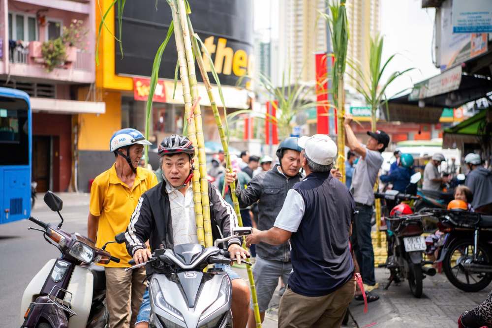 Sau khi chọn được những cặp mía ưng ý, người dân phấn khởi chở về nhà để cúng vía Thần Tài, gửi gắm ước mong một năm mới làm ăn thuận lợi, sung túc và đủ đầy. Ảnh: Thái Bảo.