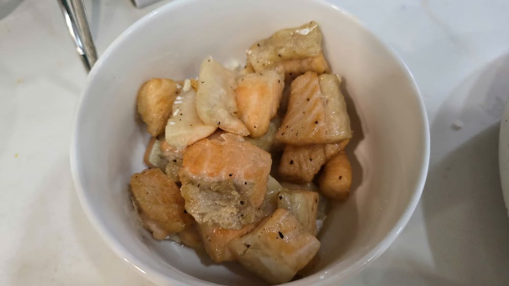 Salmon ribs bring many good health benefits. Photo: Tuan Dat