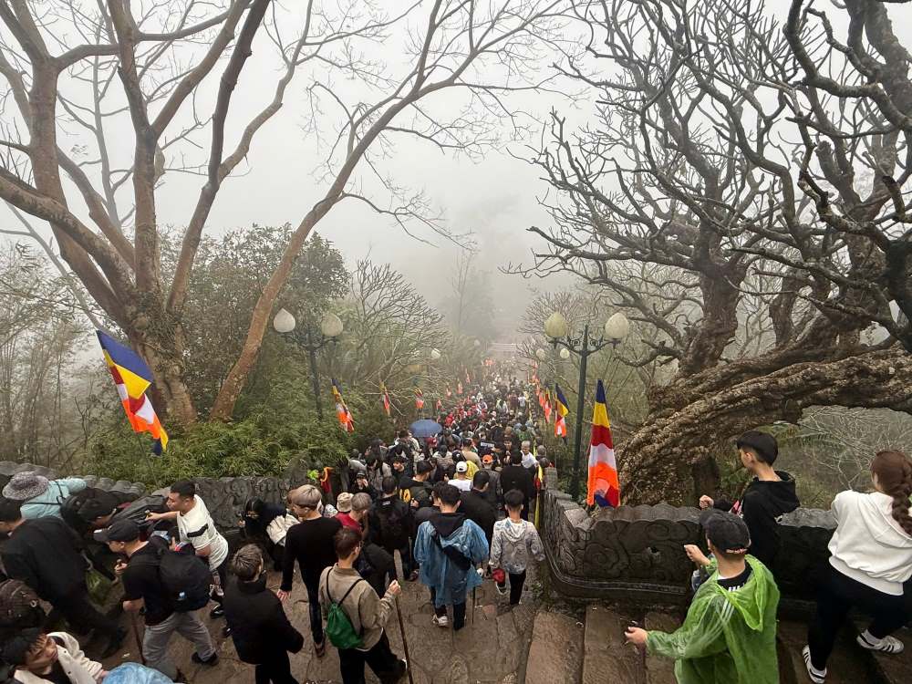 관광객, 승려, 불교 신자들이 2026년 병오년 설날에 꽝닌성 옌뜨로 순례를 갑니다. 사진: 옌뜨 사원