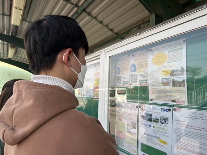 Workers are interested in increasing salaries, bonuses and welfare regimes when looking for jobs. Photo: Minh Huong