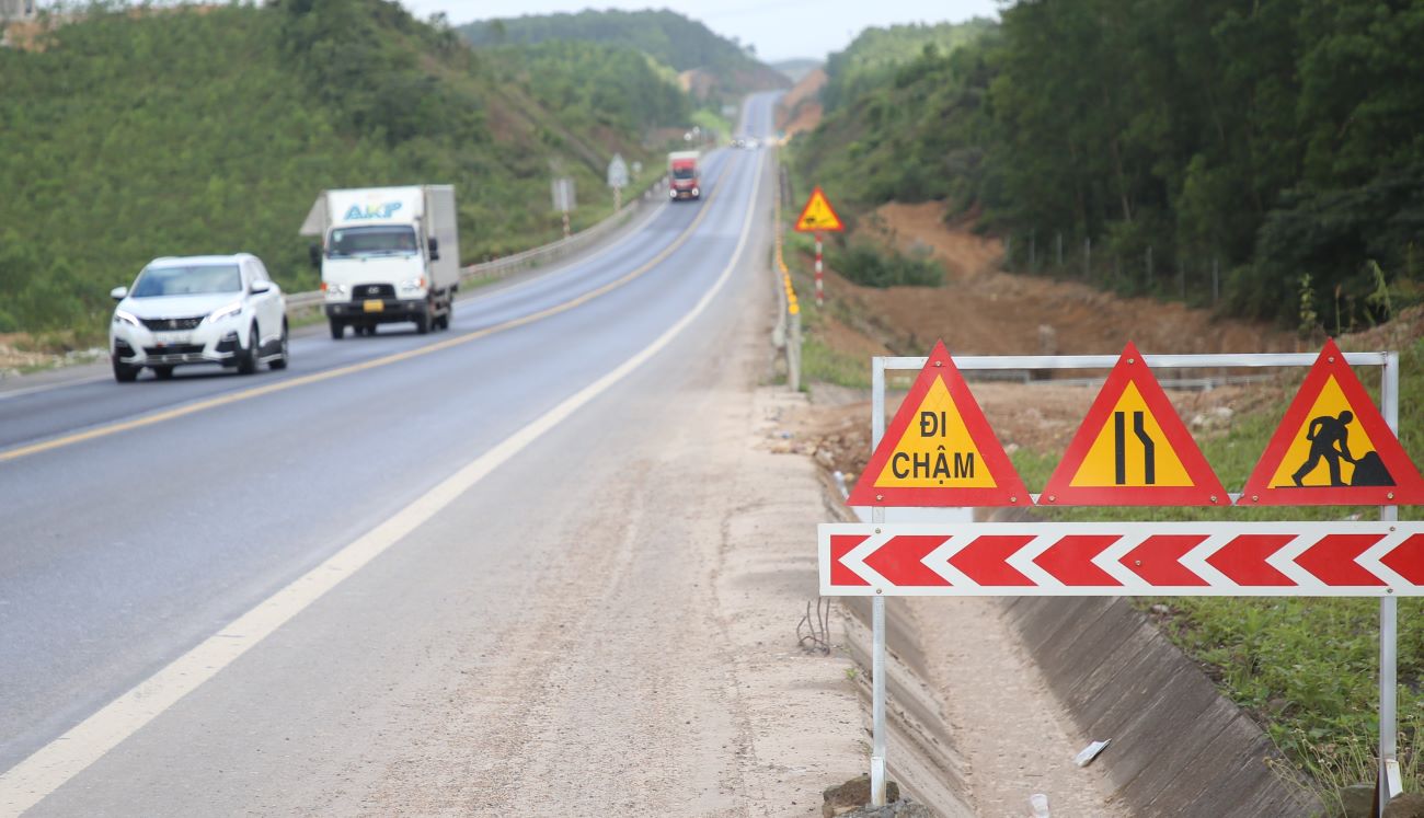 Cao tốc Cam Lộ - La Sơn đang thi công mở rộng nên giới hạn tốc độ còn 50km/h. Ảnh: Hưng Thơ