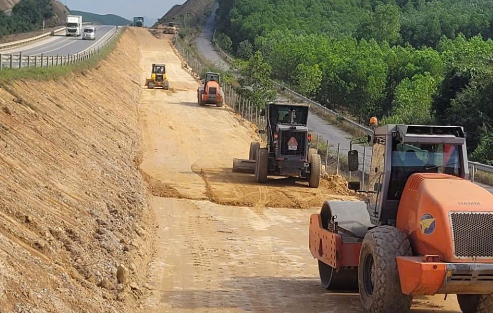 Construction vehicles expanding the Cam Lo - La Son expressway. Photo: Han Nguyen