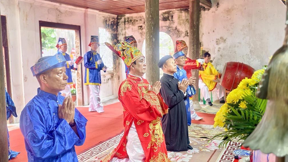 Các đại biểu dâng hương trong Lễ hội Đền Bàu Lối năm 2026 tại phường Cửa Lò, Nghệ An. Ảnh: Ngọc Anh