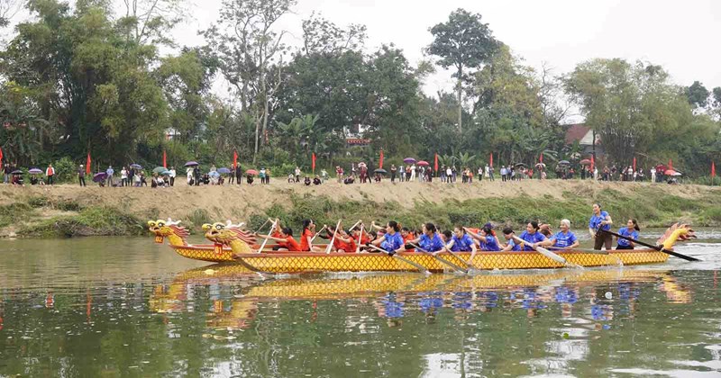 Đua thuyền truyền thống trên sông Ngân Phố diễn ra sôi nổi