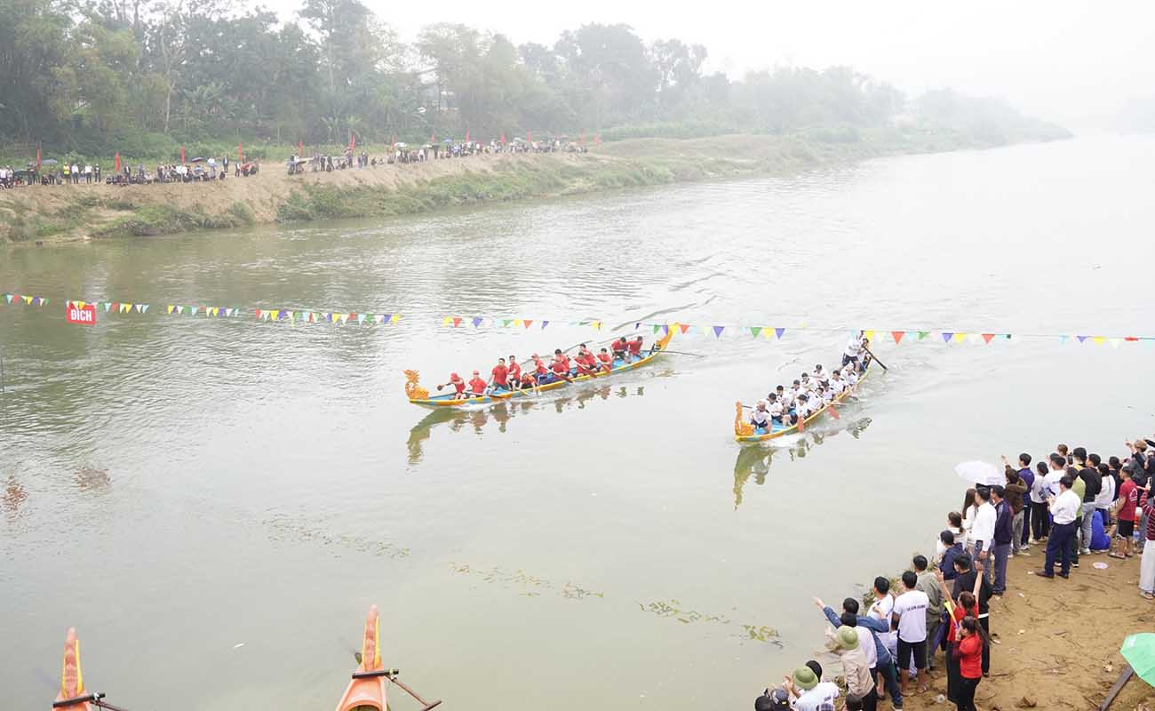 Hội đua thuyền mang đến không khí vui tươi, phấn khởi đầu năm mới. Ảnh: Khả Sơn