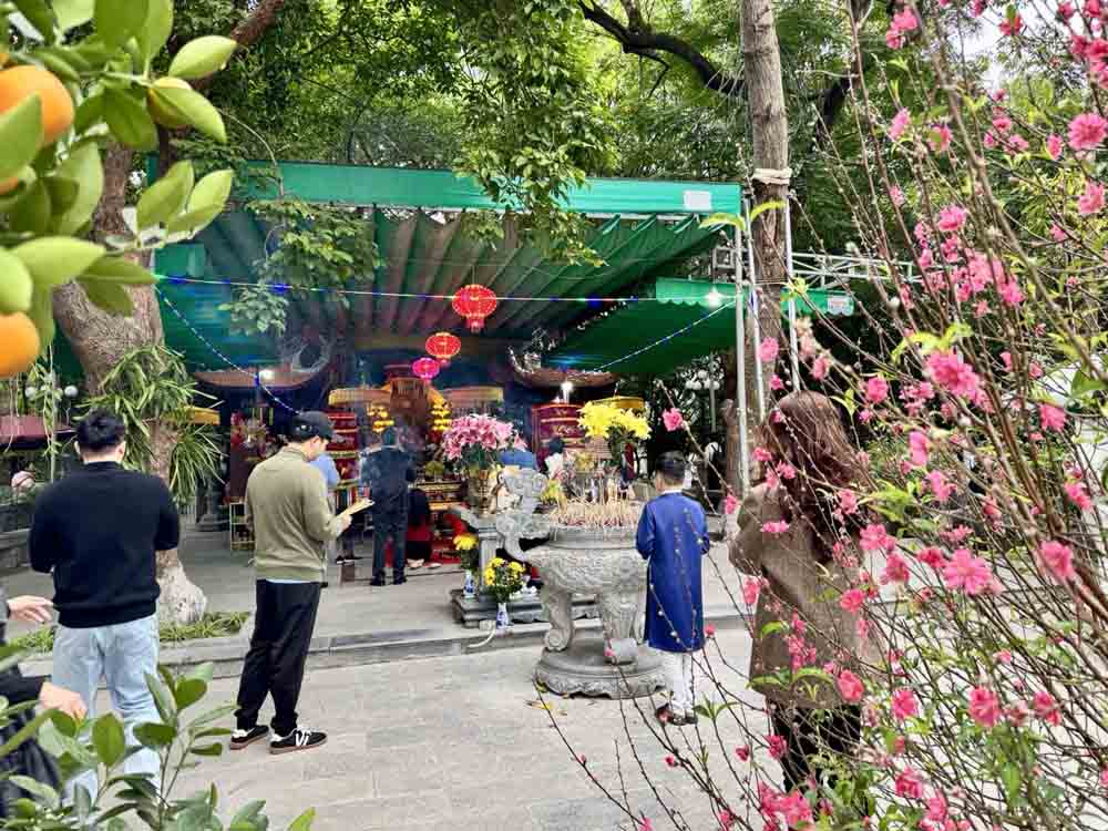 Điện thờ chính trong đền.