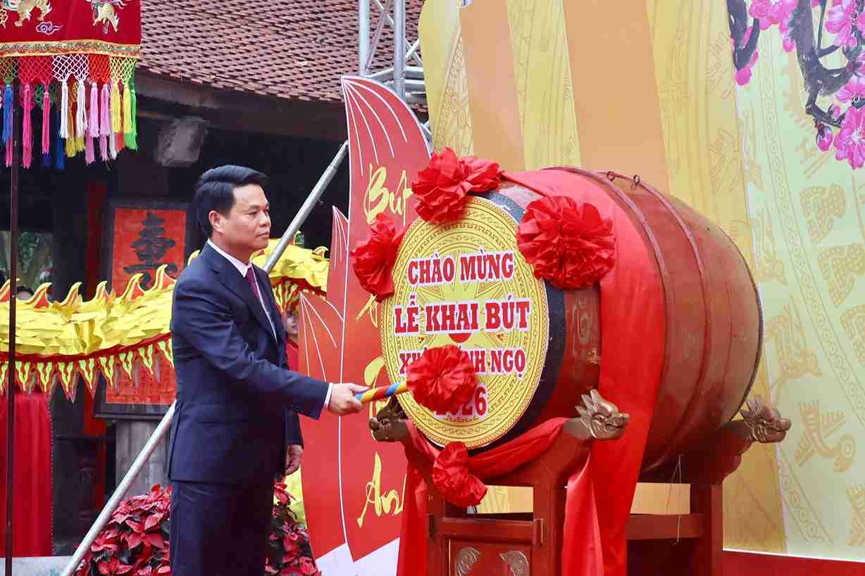 آقای لو نگوک چائو، رئیس کمیته مردمی شهر های فونگ، در حال اجرای آیین طبل زدن برای آغاز فصل نویسندگی. عکس: وب&zwnj;سایت رسمی شهر های فونگ.