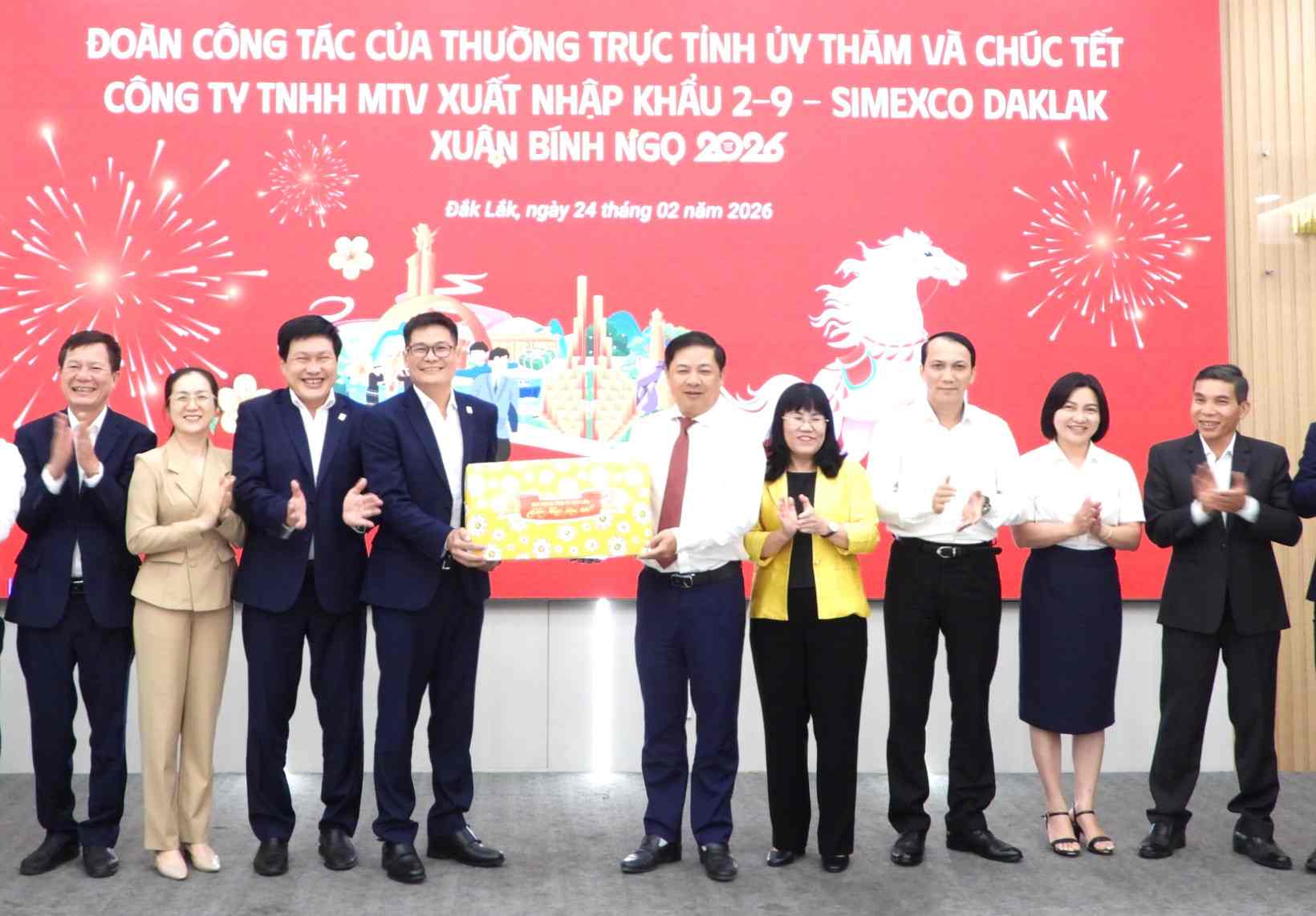 Mr. Luong Nguyen Minh Triet - Member of the Party Central Committee, Secretary of Dak Lak Provincial Party Committee presents gifts to Simexco Daklak collective. Photo: Bao Trung