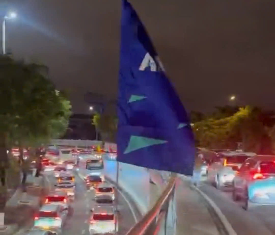 Sân bay Đà Nẵng bị ỗi hệ thống ETC, hàng dài ô tô “chôn chân” tại cổng ra. Ảnh: Linh Sơn 