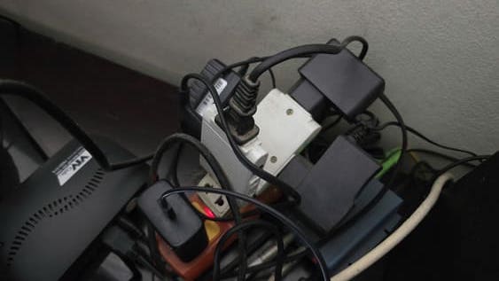 Power outlets need to be handled neatly, checked and replaced, otherwise there will be a risk of affecting family safety. Photo: Tuan Dat