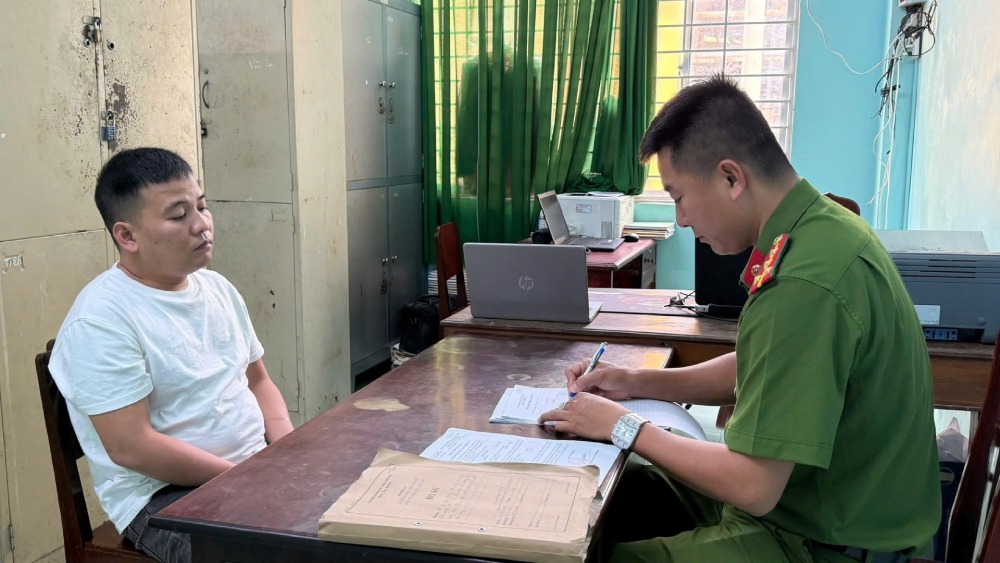 Ý dùng dao tự chế chém anh H gây thương tích rồi bỏ trốn. Ảnh: Tiến Dũng