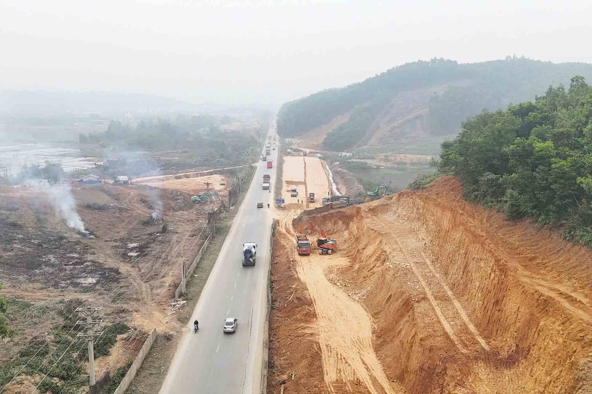 Construction site of the Thang Long Avenue expressway project, section from National Highway 21 to Hanoi - Hoa Binh expressway. Photo: Hoa Lac Cultural Center