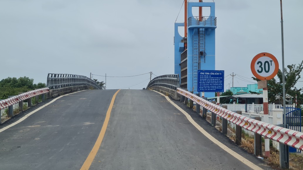 Hệ thống cống tại Kinh Tư, Cà Mau kiểm soát nước khi mặn quá cao. Ảnh: Nhật Hồ.