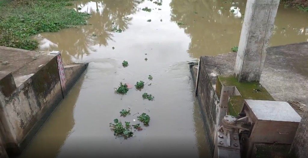 Kiểm soát các cống ngăn mặn tại các kênh cấp 2 tại Cà Mau. Ảnh: Nhật Hồ.