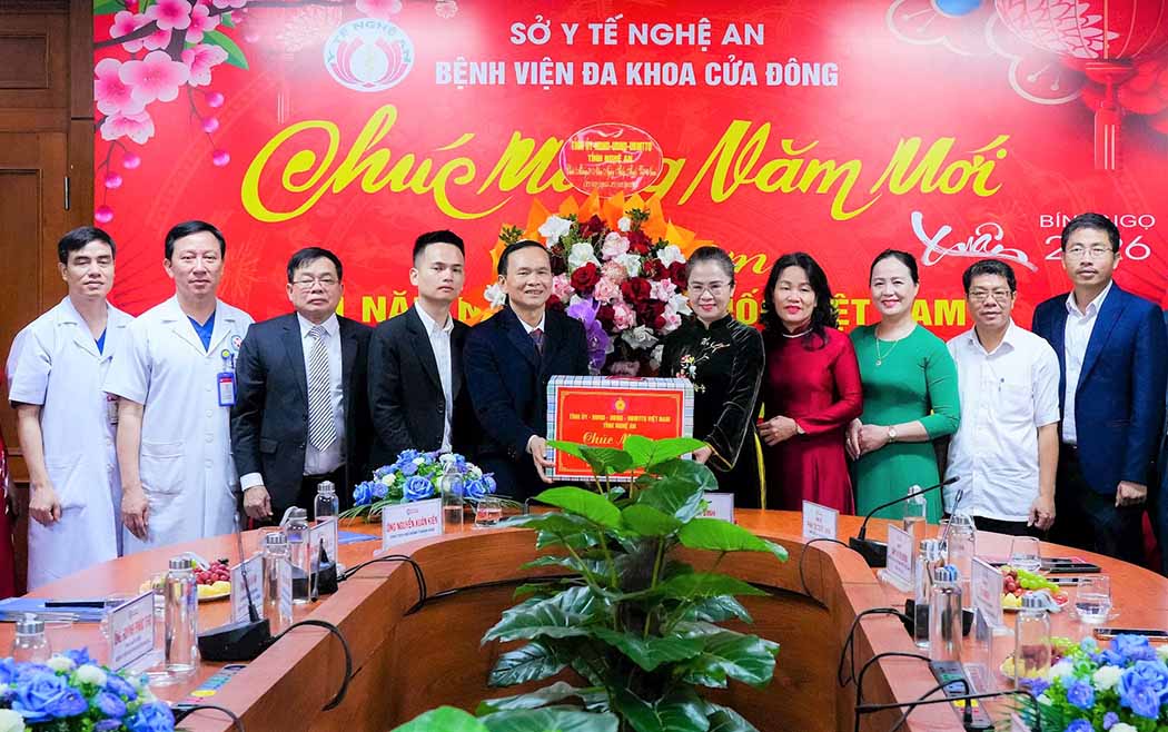 Leaders of Nghe An province congratulate Cua Dong General Hospital on Vietnamese Doctors' Day. Photo: T.L