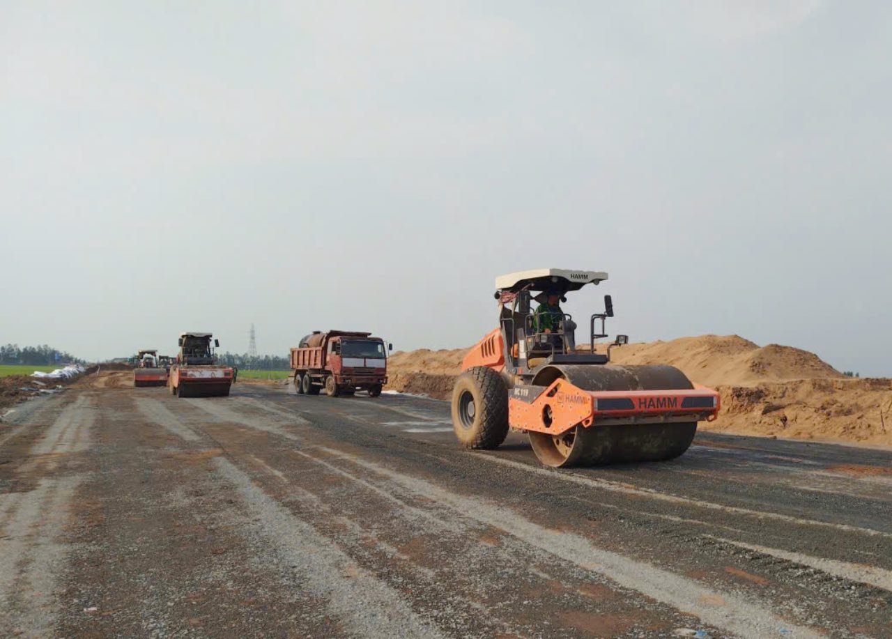 Workers are determined to complete the goal of opening the entire route to traffic on June 30, 2026. Photo: Thanh Nhan