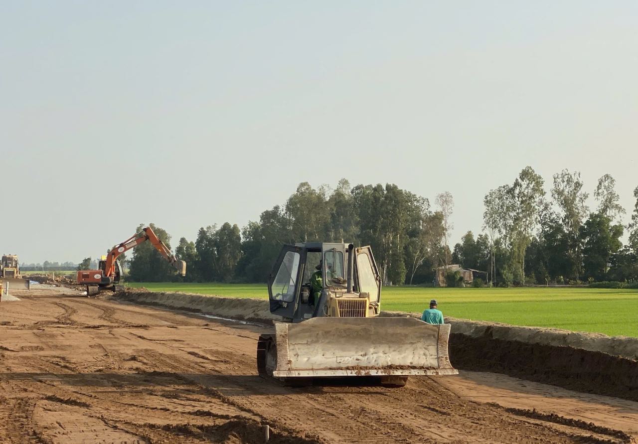 Không khí lao động khẩn trương tại công trường cao tốc Châu Đốc – Cần Thơ – Sóc Trăng. Ảnh: Thành Nhân