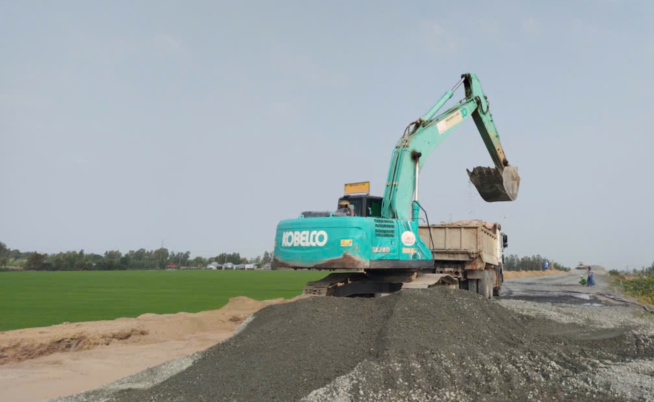 Các phương tiện cơ giới hoạt động đồng loạt trên tuyến dự án cao tốc.