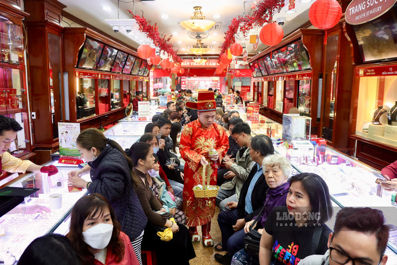 Ghi nhận tại nhiều cửa hàng vàng bạc tại Hà Nội, dù chưa tới ngày vía Thần Tài nhưng đông đảo người dân đã xếp hàng, chờ mua được các sản phẩm vàng, bạc.