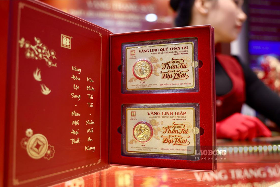 Ngoài các mặt hàng nhẫn tròn trơn truyền thống, những vỉ Thần Tài - Vàng linh giáp là sản phẩm được chế tác riêng cho ngày mùng 10 tháng Giêng âm lịch.