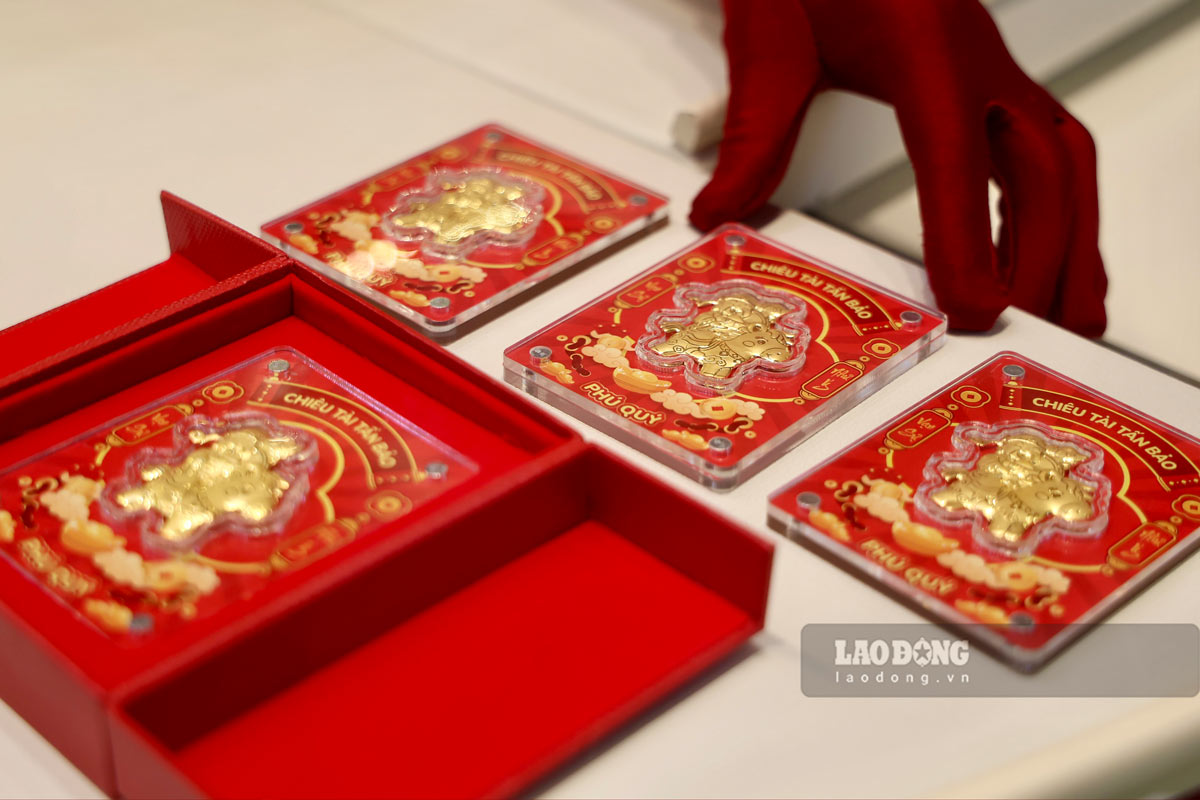 Ngoài ra, các sản phẩm vàng miếng bản vị nhỏ từ 0.5 ly - 1 phân như: túi tiền, đồng tiền, miếng ngựa, Thần Tài cưỡi ngựa,... phù hợp nhu cầu tích trữ đầu năm, dễ bảo quản và thuận tiện làm quà tặng cầu may dịp Vía Thần Tài.
