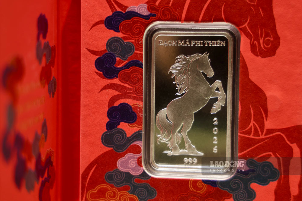Các sản phẩm bạc cũng được in hình linh vật ngựa năm Bính Ngọ đầy tinh xảo.