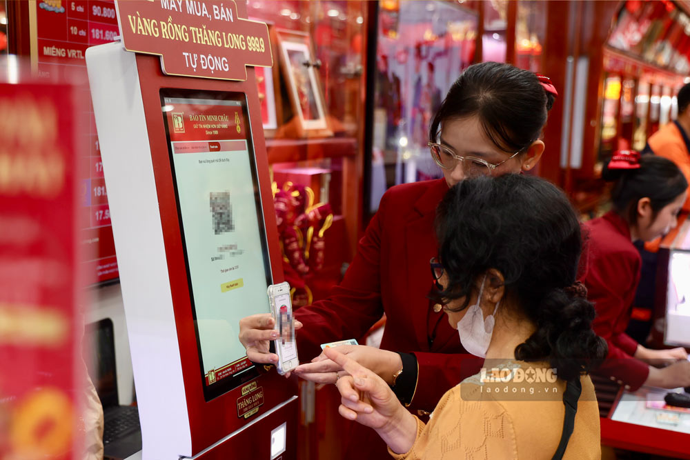 Điểm mới trong mùa vía Thần Tài năm nay, nhiều thương hiệu đã sử dụng thêm máy bán vàng tự động, hỗ trợ nhanh trong quá trình chọn sản phẩm và thanh toán, tránh kéo dài thời gian chờ đợi.
