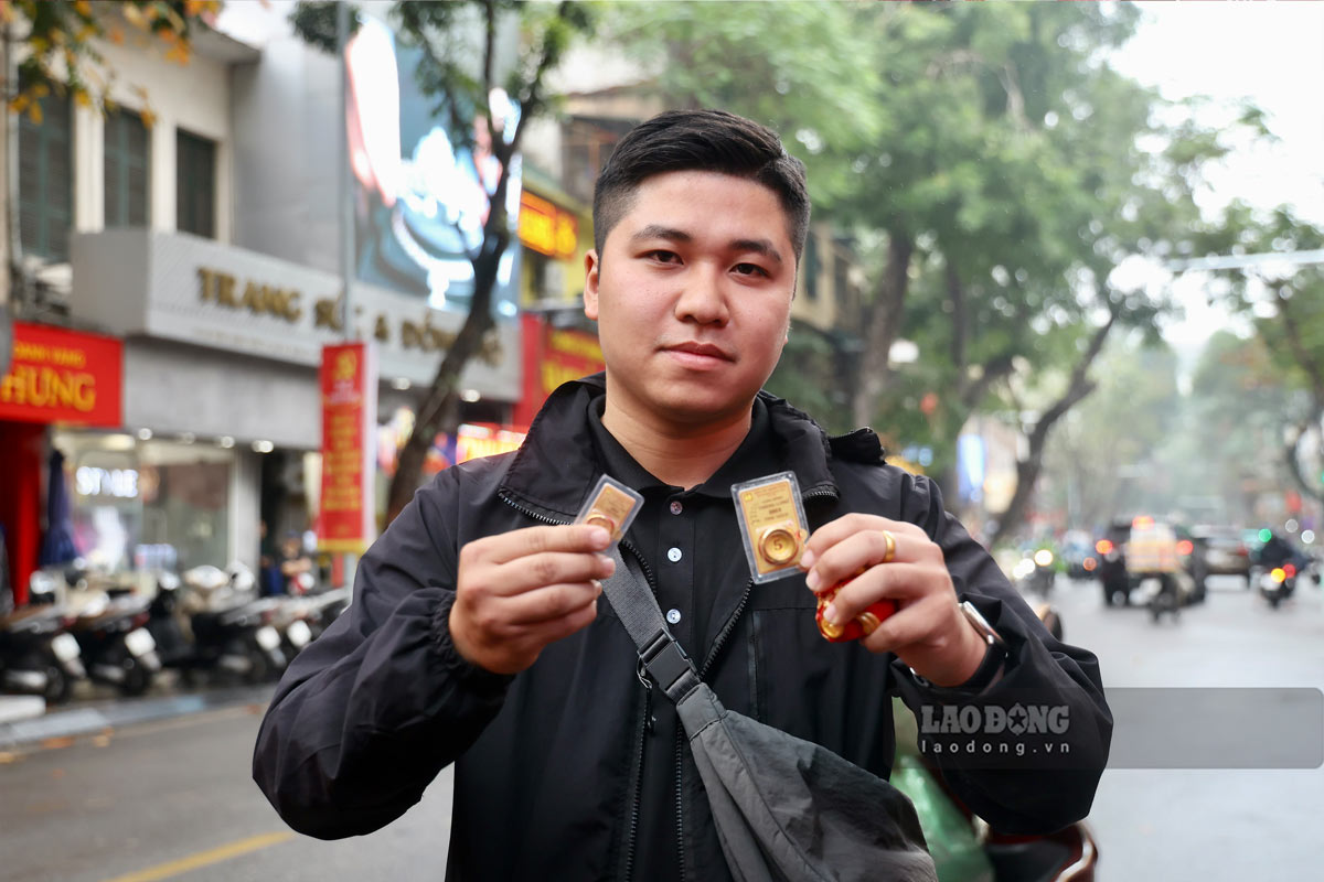 Anh Trịnh Bá Tuấn (phường Hai Bà Trưng, Hà Nội) chia sẻ, sự tiện lợi từ hệ thống máy bán vàng tự động đã giúp anh tiết kiệm đáng kể thời gian so với hình thức xếp hàng truyền thống. Anh cho biết, bản thân vẫn muốn lựa chọn mua vàng để tích trữ, phục vụ nhu cầu của bản thân trong tương lai.