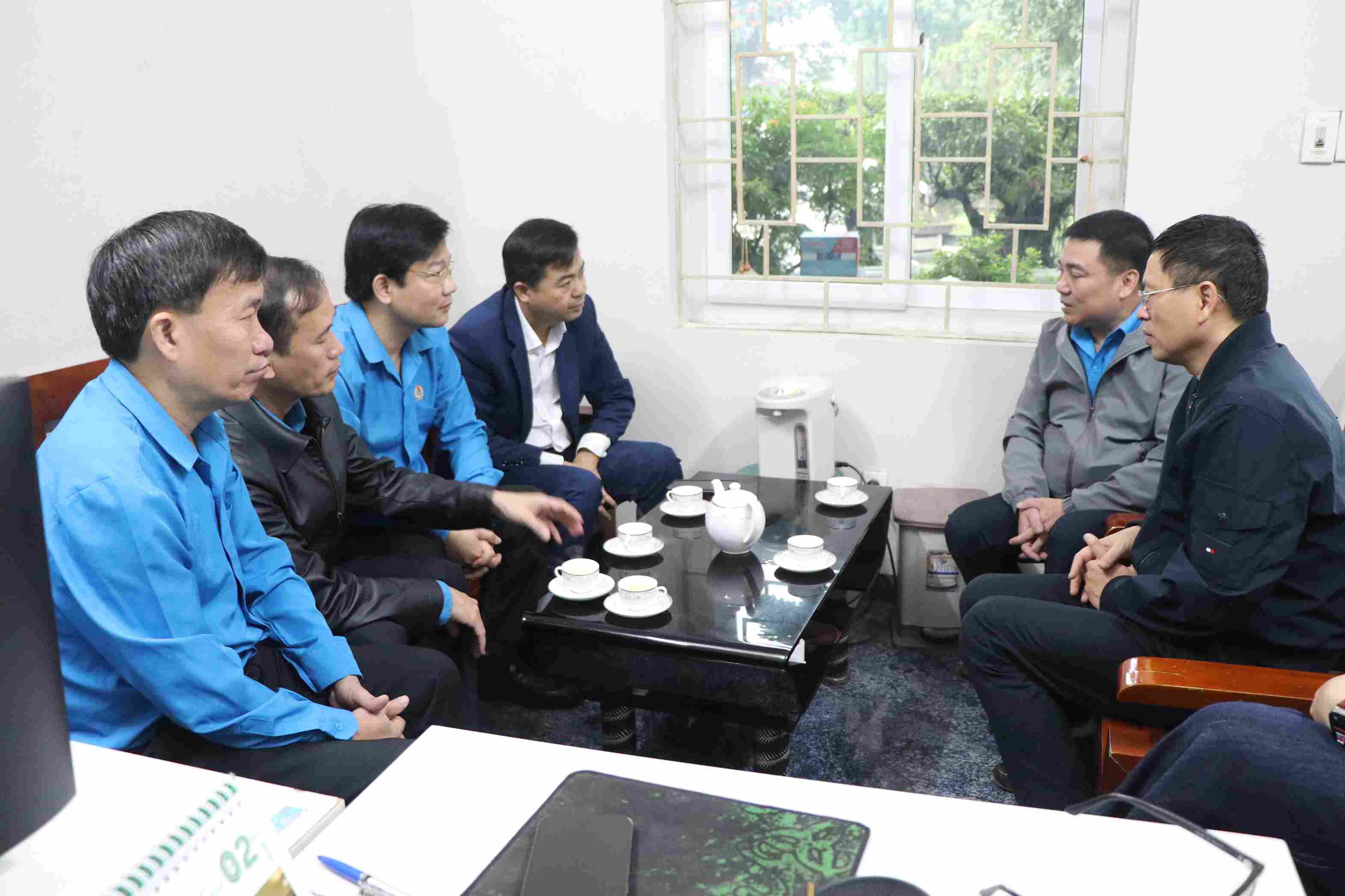 Lao Cai Provincial Trade Union is coordinating to resolve legitimate rights for workers. Photo: Manh Hung