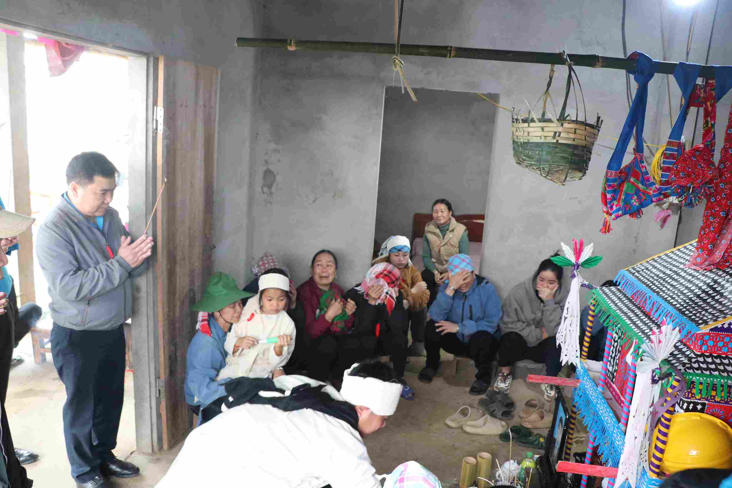 Ông Phan Huy Cường - Phó Chủ tịch Liên đoàn Lao động tỉnh Lào Cai viếng nam công nhân xấu số. Ảnh: Mạnh Hùng